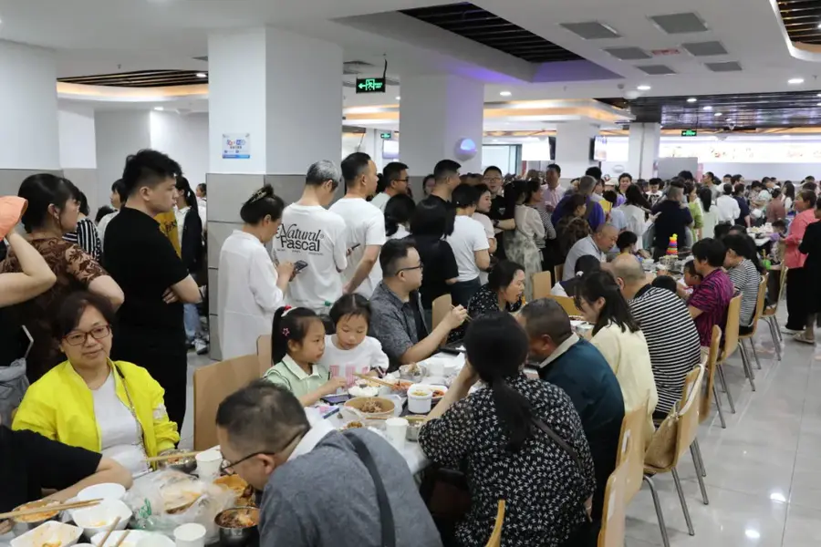 七星策略 政府食堂打开大门：小城文旅爆火的底层密码就是真诚